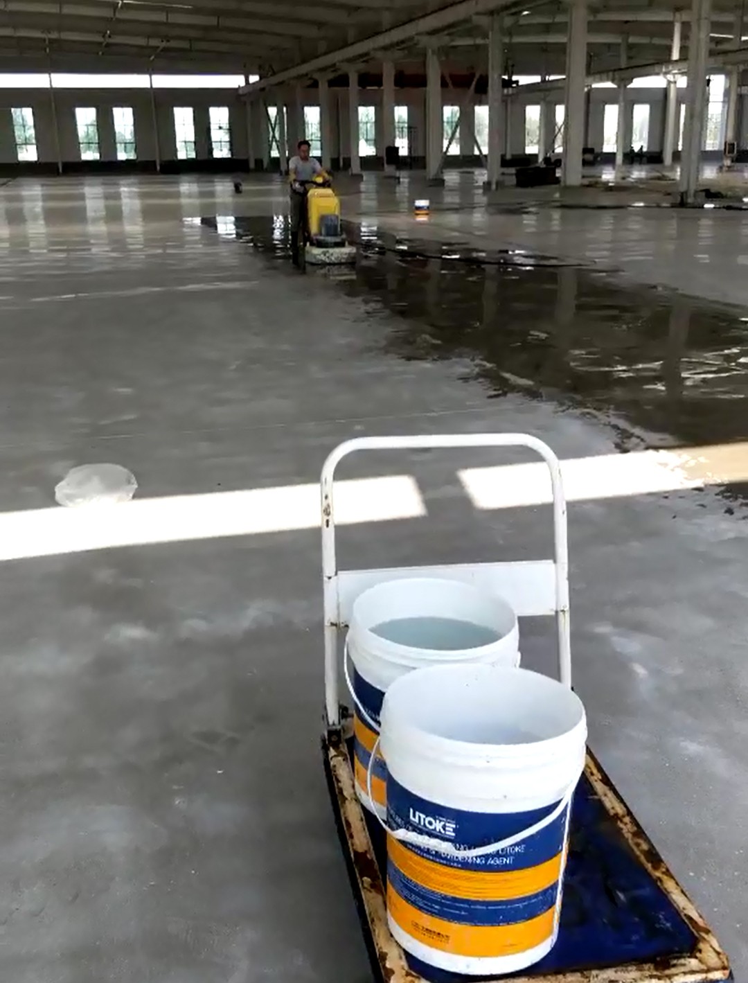 染色地坪進(jìn)場(chǎng)施工.jpg 染色地坪進(jìn)場(chǎng)施工.jpg